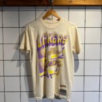 Remera Sidewalk Sketch SS Tee HWC Los Angeles Lakers